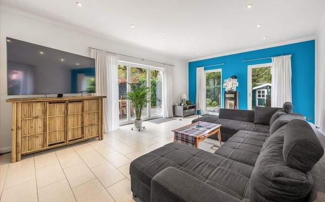 Wohnbereich mit Kaminofen und Terrassenzugang