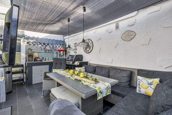 Überdachte Sitzecke im Garten