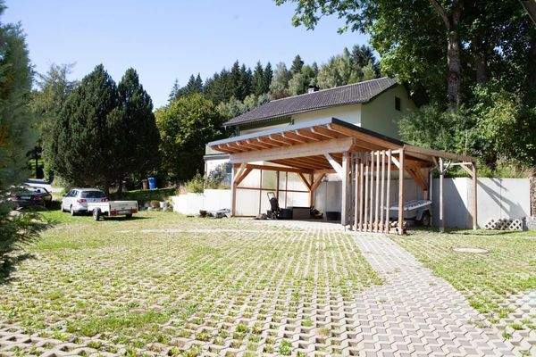Parkplatz-Carport
