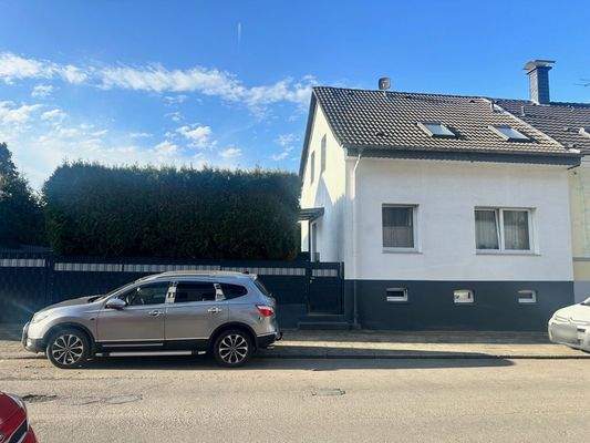 Vorderansicht mit Hecke zum Garten