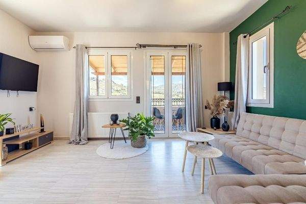 Ligaria: Villa mit drei Wohnungen und Pool zu verkaufen