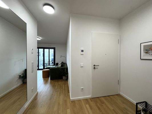 Moderner Flur mit Parkett