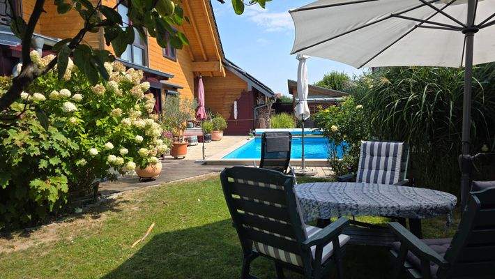Garten mit Pool