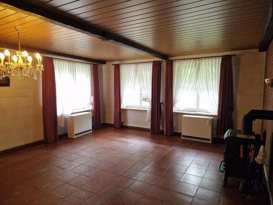 Mögliches Wohnzimmer mit rustikalem Kamin