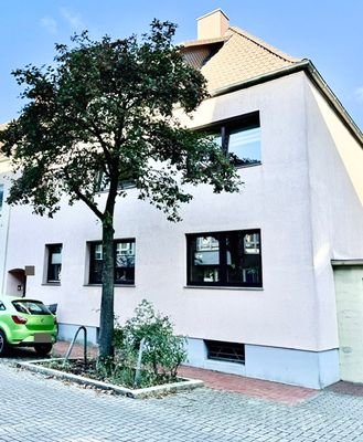 Seitlicher Blick auf das Mehrparteienhaus