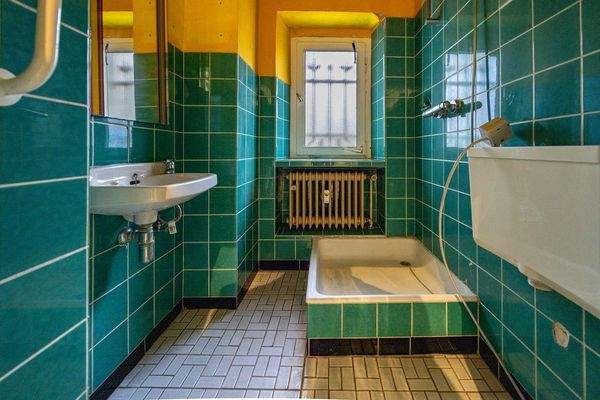 Kinderzimmertrakt: Altes Tageslichtbad mit Dusche