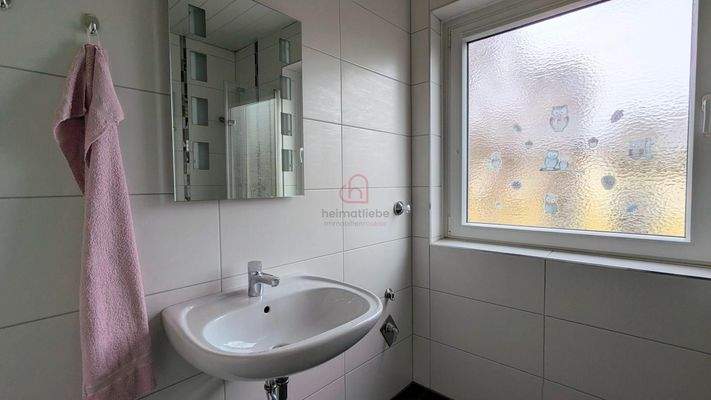 Modernes und helles Bad - Heimatliebe Immobilienmakler Essen Düsseldorf Bochum