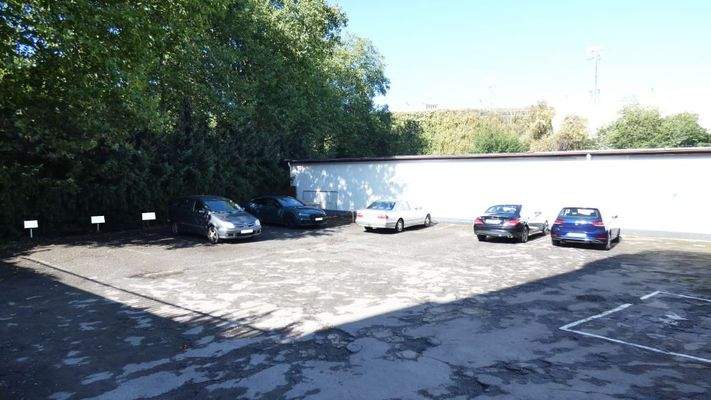 Parkplatz hinter Haus II