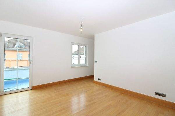 Schlafzimmer mit Ankleide und Balkon