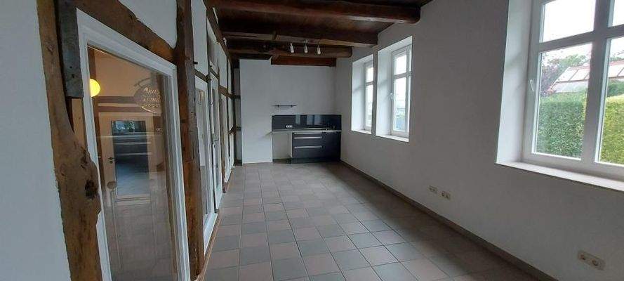 Im Hintergrund die Küchenzeile