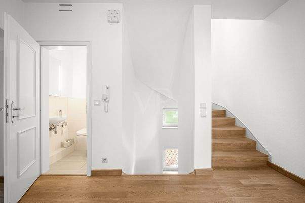 schöner Flurbereich mit Gäste-WC im 1. OG