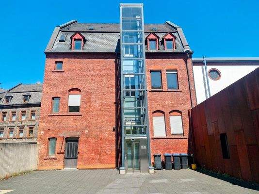 Verwaltungsgebäude mit Aufzug