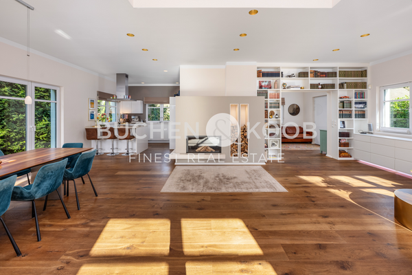 Wohn- und Essbereich mit Kamin