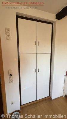 mit Einbauschrank 