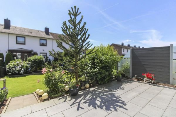 Terrasse mit Blick zum Garten