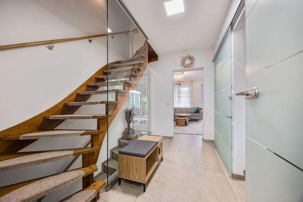 Attraktive Treppe zum Obergeschoss