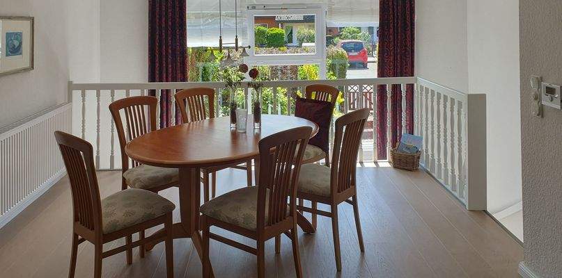 Am Ende große Fensterfront