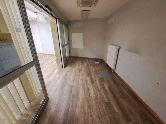 Haupteingang mit Zutritt zur Gewerbefläche