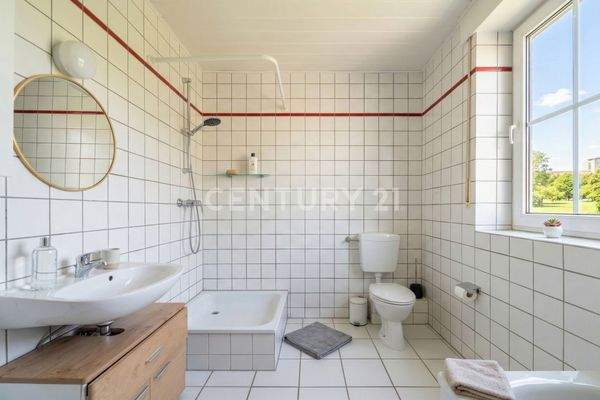 Tageslichtbadezimmer mit Dusche