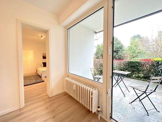 Heller Wohnbereich mit Terrasse