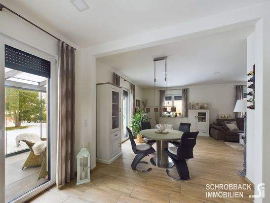 Möblierungsbeispiel -  Blick von der Küche zun Woh