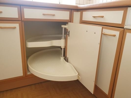 inklusive Einbauchküche und mit viel Platz: u. a. Drehkarussel