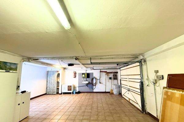 Komfortable Garage im Kellerbereich