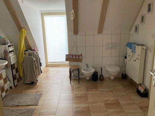 großes Bad mit Tür zur Terrass