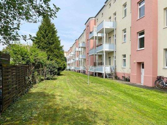 Balkone und Wiese hinter dem Haus.JPG