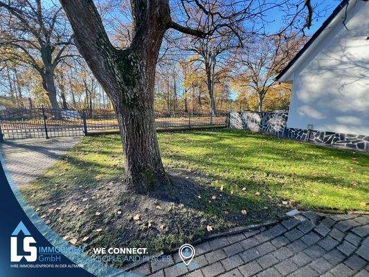 Grundstück vor dem Haus