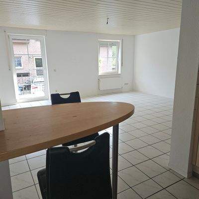 Küchentheke mit Ansicht Wohn-/Esszimmer