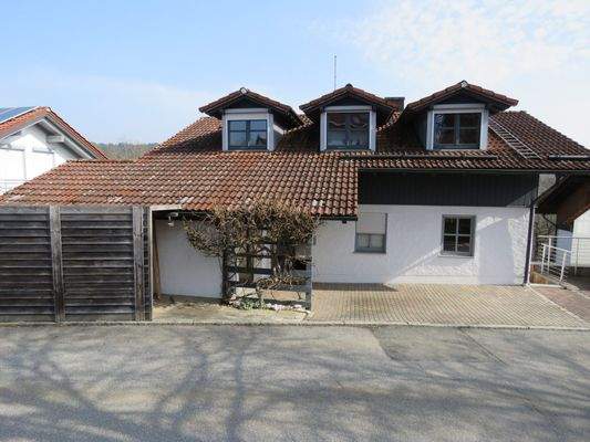 Westseite mit angebauter Garage 