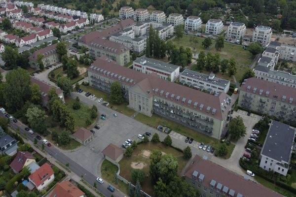 Gebäude und Grundstück