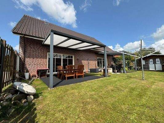 Blick von Garten auf die Terrasse