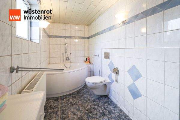 Badezimmer m. Eckbadewanne