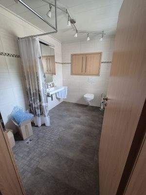 zeigt das Bad im Obergeschoss