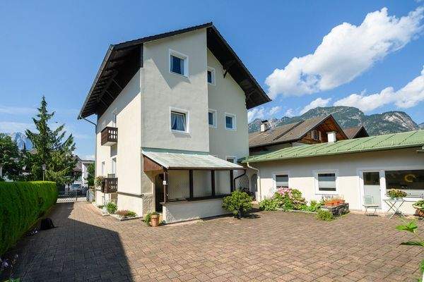 Überdachter Hauseingang |  Pkw-Stellfläche auf dem