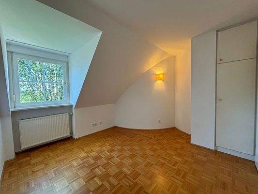 Arbeitszimmer mit Einbauschrank OG