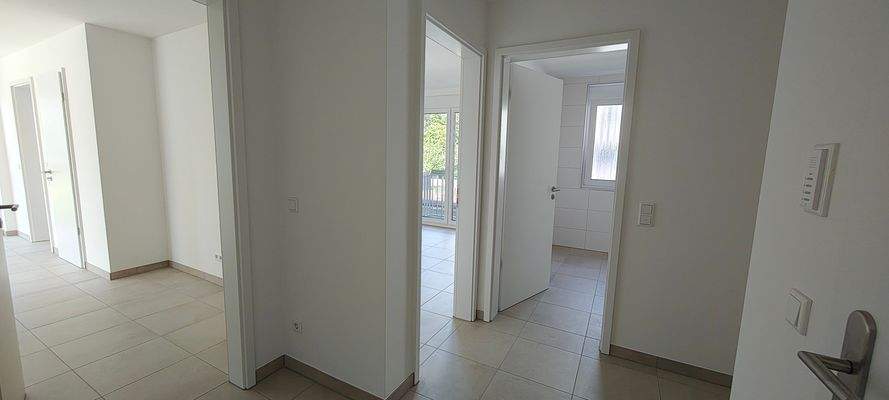 Blick vom Flur zu Wohnen, Schlafen, Bad