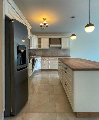 Wohnzimmer mit Balkon und offener Küche