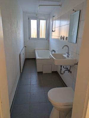 Tageslichtbad mit Badewanne