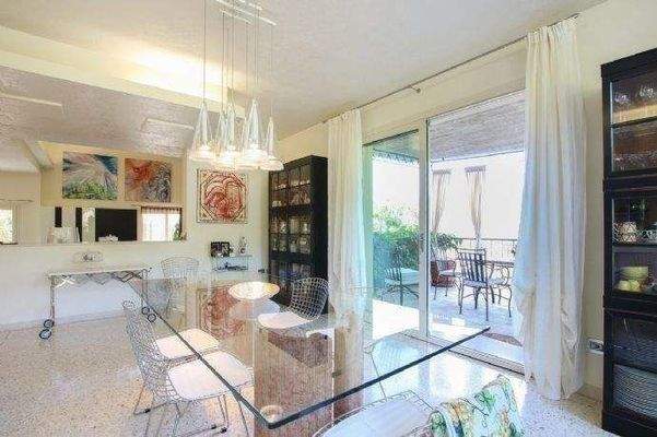 Esszimmer mit Aussenterrasse