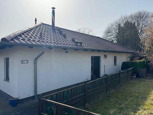 Entlang des Eingangs