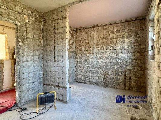 Küche und ehemaliges Bad (Zwischenwand entfernt)