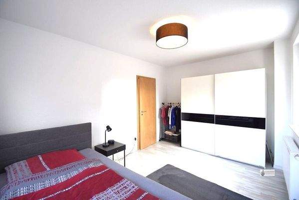 Große Stellfläche für Schrank im Elternschlafzimmer