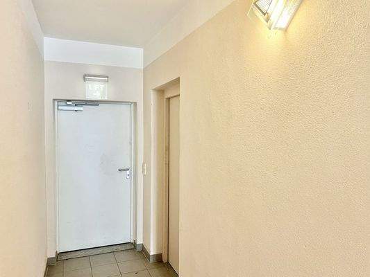 Hauseingang + Fahrstuhl