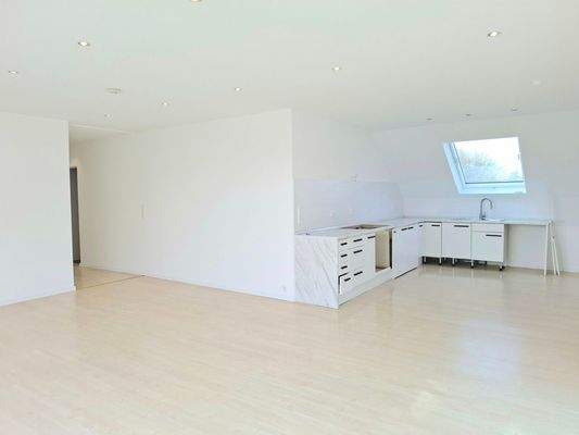 Wohnzimmer mit offener Küche