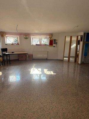 großer Raum im Untergeschoss