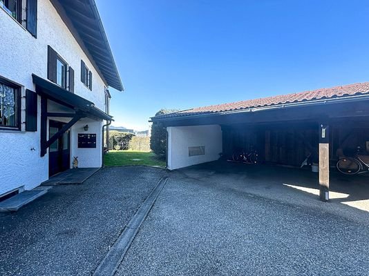 Hauseingang mit Carport