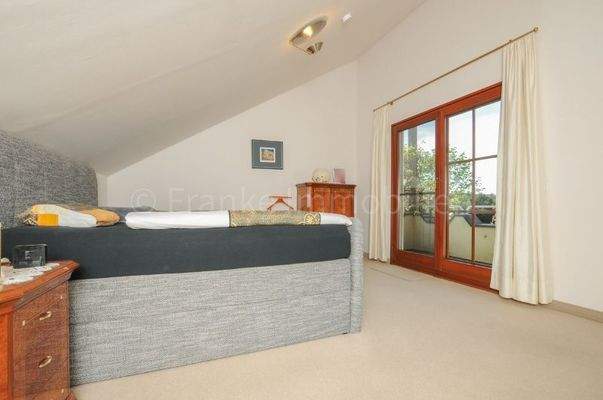 Schlafzimmer mit Zugang zu eigenem Balkon